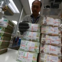 Thailands führende Premierministerkandidaten liefern sich ein Kopf-an-Kopf-Rennen um die Ernennung eines neuen Finanzministers. Die Staatsverschuldung nähert sich der gesetzlichen Höchstgrenze, was nach den Parlamentswahlen am 8. Februar Befürchtungen einer Herabstufung der Kreditwürdigkeit des Landes schürt. Die Entscheidung gilt weithin als entscheidend für das Marktvertrauen, da globale Ratingagenturen bereits vor der sich verschlechternden Haushaltslage des Landes warnen. Investoren beobachten die Wahl genau,