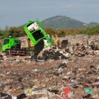 - Laut dem Provinzgouverneur wird die geplante neue Abfallentsorgungsanlage für Phuket aufgrund von Verzögerungen bei der Genehmigung durch staatliche Stellen noch mindestens zwei Jahre entfernt sein. Gouverneur Nirat Pongsitthithavorn äußerte seine Frustration über die Verzögerung beim Bau der zweiten Müllverbrennungsanlage.