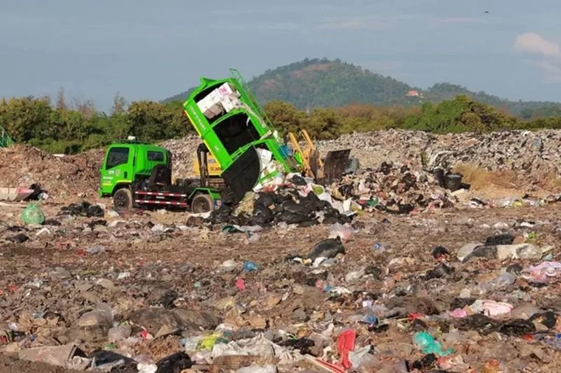 - Laut dem Provinzgouverneur wird die geplante neue Abfallentsorgungsanlage für Phuket aufgrund von Verzögerungen bei der Genehmigung durch staatliche Stellen noch mindestens zwei Jahre entfernt sein.Gouverneur Nirat Pongsitthithavorn äußerte seine Frustration über die Verzögerung beim Bau der zweiten Müllverbrennungsanlage.