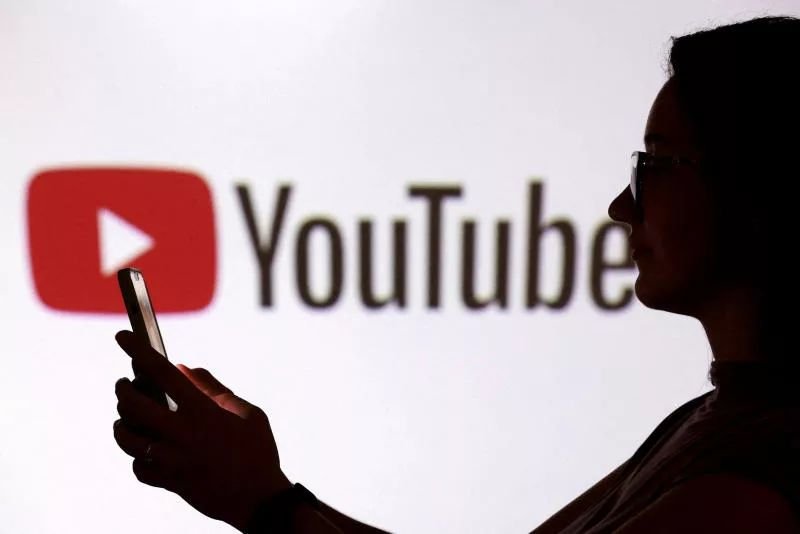 Das Empfehlungssystem von YouTube hatte verhindert, dass Videos auf den YouTube-Oberflächen angezeigt wurden. Laut dem Internet-Überwachungsdienst Downdetector war YouTube für fast 340.000 Nutzer nicht erreichbar, während der Streaming-Anbieter ein Problem mit seinem Empfehlungssystem meldete. Die Ausfälle führten dazu, dass die YouTube-Website für einige Nutzer leer erschien und weder in der YouTube-App noch in YouTube Music oder YouTube Kids Videos geladen wurden.