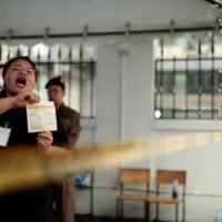 Laut einer am Freitag veröffentlichten Umfrage empfanden die Wähler die Parlamentswahl mehrheitlich als unfair; die Organisatoren wurden für ihre mangelhafte Leistung bei der Durchführung der Wahl kritisiert. Laut einer aktuellen Umfrage des King Prachadhipok's Institute glauben 87,7 % der Befragten, dass die Wahl am 8. Februar entweder etwas oder völlig unfair war, und nur 12,3 % sind mit dem Ergebnis zufrieden.