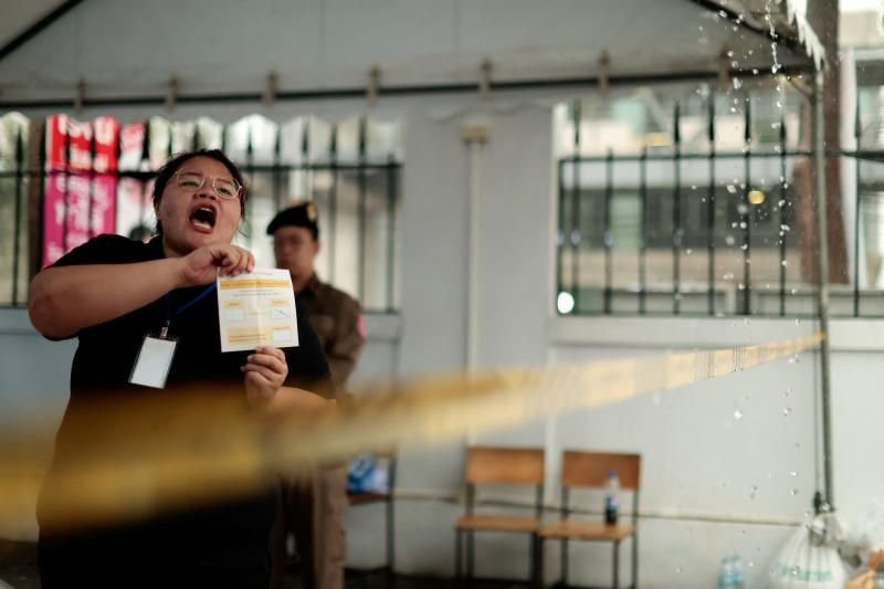 Laut einer am Freitag veröffentlichten Umfrage empfanden die Wähler die Parlamentswahl mehrheitlich als unfair; die Organisatoren wurden für ihre mangelhafte Leistung bei der Durchführung der Wahl kritisiert.Laut einer aktuellen Umfrage des King Prachadhipok's Institute glauben 87,7 % der Befragten, dass die Wahl am 8. Februar entweder etwas oder völlig unfair war, und nur 12,3 % sind mit dem Ergebnis zufrieden.