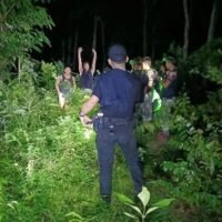 Beamte der Touristenpolizei von Koh Phangan erhielten am Dienstag gegen 22 Uhr einen Anruf über die Hotline 1155, in dem gemeldet wurde, dass zwei Männer im dichten Wald zwischen Haad Yuan und Haad Rin im Tambon Ban Tai des Bezirks Koh Phangan in Not geraten waren.