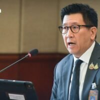 Der Wirtschaftsplan „10 Plus“ zielt darauf ab, ein BIP-Wachstum von über 3 % zu erreichen, indem er sich auf zwei Hauptsäulen konzentriert: die Verteilung des Einkommens an die Basis und die Steigerung der nationalen Wettbewerbsfähigkeit durch Investitionen, KI und grüne Technologien. Ein zentrales Ziel des Plans ist es, bis 2026 insgesamt über 1,1 Billionen THB an Investitionsmitteln zu mobilisieren, die als Hauptmotor der Wirtschaft dienen sollen.