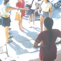 Eine Thailänderin beschuldigte eine Gruppe Ausländer , bei denen es sich vermutlich um französische Staatsangehörige handelte , versucht zu haben , ihre ältere Schwester zu betrügen und um Geld zu bringen, indem sie fälschlicherweise behaupteten, sie habe deren verlorenes Geld auf der Straße in Phuket aufgehoben .