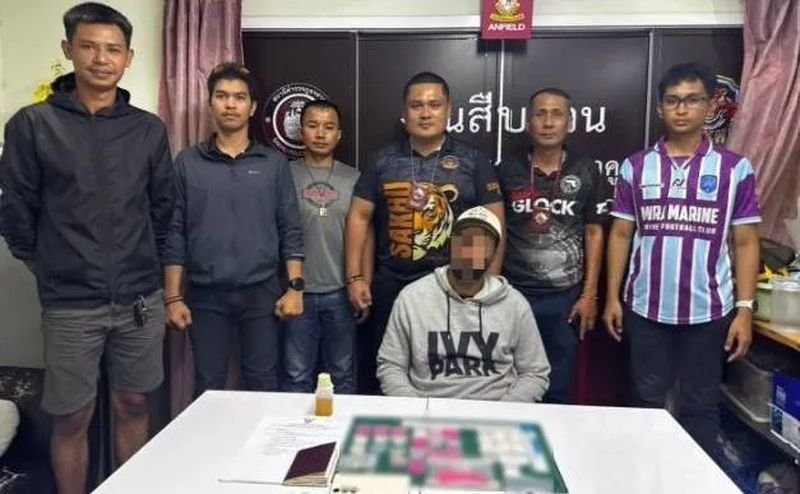 Ein französischer Staatsbürger, der in Phuket Urlaub machte, wurde festgenommen, nachdem er am Flughafen der südlichen Insel zehn kleine Beutel Kokain weggeworfen hatte. Weitere Drogen wurden in seinem Hotelzimmer gefunden, berichtete Amarin TV heute (6. Februar).