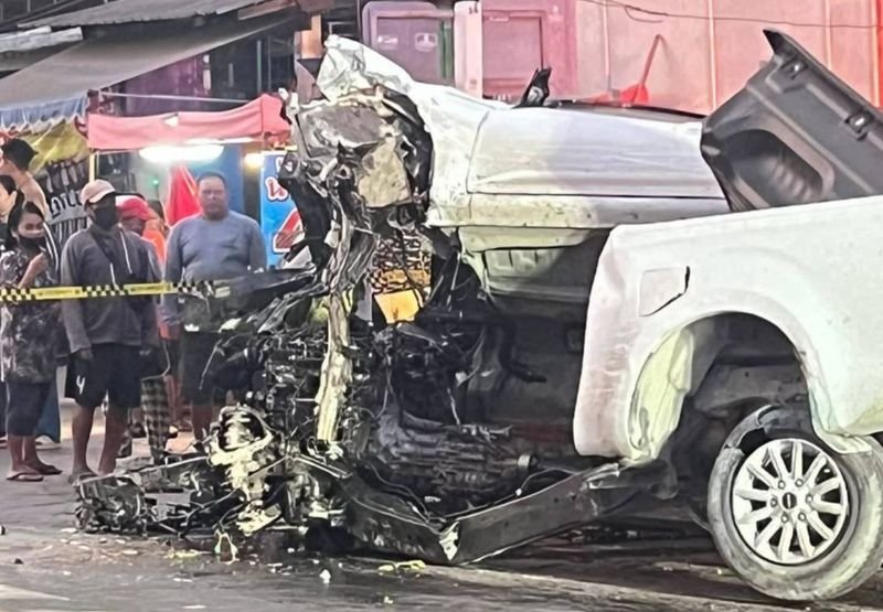 Bei einem schweren Verkehrsunfall im Bezirk Sapphaya der Provinz Chainat kamen am 22. Februar 2026 gegen 5:35 Uhr fünf Menschen ums Leben und sechs weitere wurden verletzt. Der Unfall ereignete sich an der Kreuzung Huai Krot, Moo 9, Unterbezirk Huai Krot, im Zuständigkeitsbereich der Polizeistation Sapphaya. Die Polizeileitstelle bestätigte die Todesopfer und Verletzten.