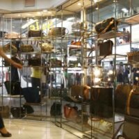 Die Zollbehörde erwägt, die Einfuhrzölle auf Luxusgüter zu erhöhen, um die Staatseinnahmen zu steigern. Das aktuelle System ist ein Wirrwarr an Tarifen. Laut Phantong Loykulnanta, dem Generaldirektor der Behörde, versuchte Thailand zuvor, sich als „Einkaufsparadies“ zu positionieren, indem es die Einfuhrzölle auf Luxusgüter senkte. Die Behörde müsse jedoch überdenken, ob dieser Ansatz noch angemessen sei, sagte er.