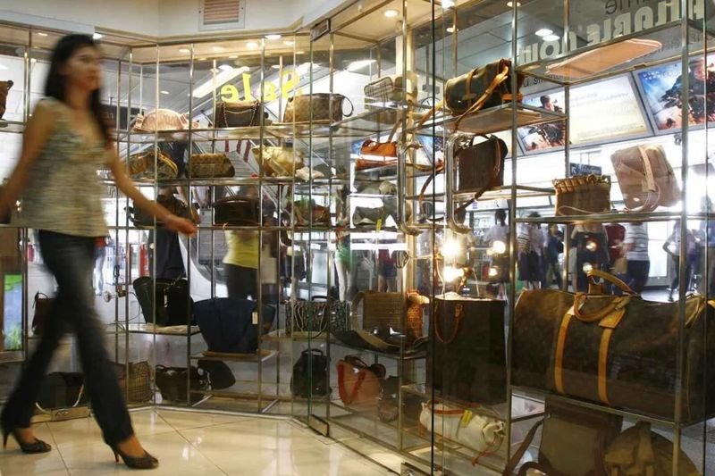 Die Zollbehörde erwägt, die Einfuhrzölle auf Luxusgüter zu erhöhen, um die Staatseinnahmen zu steigern. Das aktuelle System ist ein Wirrwarr an Tarifen. Laut Phantong Loykulnanta, dem Generaldirektor der Behörde, versuchte Thailand zuvor, sich als „Einkaufsparadies“ zu positionieren, indem es die Einfuhrzölle auf Luxusgüter senkte. Die Behörde müsse jedoch überdenken, ob dieser Ansatz noch angemessen sei, sagte er.