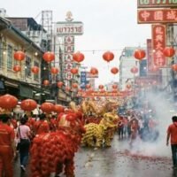 Die thailändische Tourismusbehörde (TAT) prognostiziert für das chinesische Neujahr 2026 ein starkes Tourismusjahr mit Einnahmen von 42,23 Milliarden Baht, was einem Anstieg von 13 % gegenüber dem Vorjahr entspricht. Diese optimistische Prognose basiert auf steigenden täglichen Ankünften chinesischer Touristen zwischen 13.000 und 14.000 Personen.