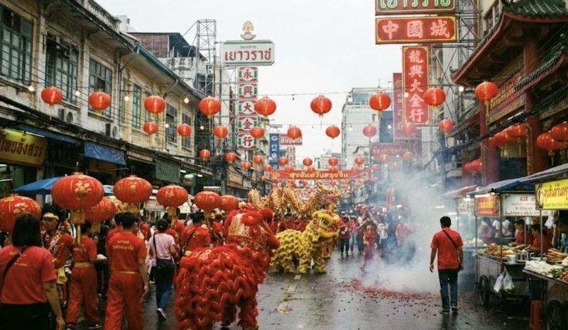 Die thailändische Tourismusbehörde (TAT) prognostiziert für das chinesische Neujahr 2026 ein starkes Tourismusjahr mit Einnahmen von 42,23 Milliarden Baht, was einem Anstieg von 13 % gegenüber dem Vorjahr entspricht. Diese optimistische Prognose basiert auf steigenden täglichen Ankünften chinesischer Touristen zwischen 13.000 und 14.000 Personen.