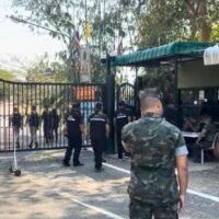 Thailändische Behörden haben 32 thailändische Staatsangehörige zurückgeführt, die aus Betrugslagern in Kambodscha geflohen waren. Ein Opfer warnte vor brutalen Zuständen, darunter tödliche Schläge und Organhandel.