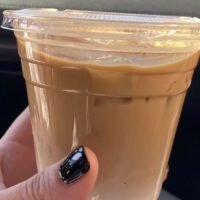 Neun große thailändische Getränkeketten haben sich mit dem Gesundheitsministerium zusammengetan, um einen neuen Standard für die Süße von Getränken einzuführen, der darauf abzielt, den Zuckerkonsum zu reduzieren und das Risiko von Fettleibigkeit und nicht übertragbaren Krankheiten zu senken.