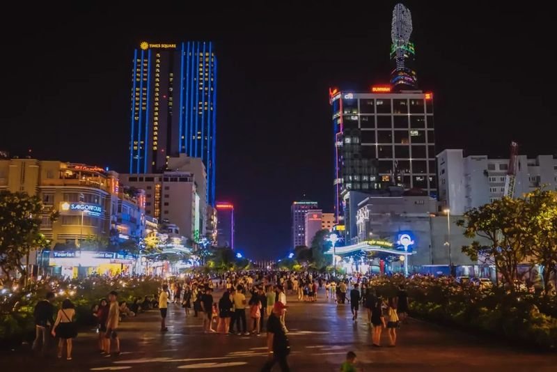 Der unabhängige Wirtschaftswissenschaftler Aat Pisanwanich erklärte, das thailändische BIP liege bei rund 500 Milliarden US-Dollar, während das vietnamesische bereits über 400 Milliarden US-Dollar erreiche. Sowohl die ausländischen Direktinvestitionen als auch die Exportwerte seien in Vietnam höher als in Thailand.