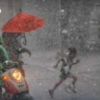 Eine mäßig kalte Luftmasse aus China verursacht unbeständiges Wetter und bringt sowohl Gewitter als auch kältere Temperaturen in verschiedene Teile Thailands. Für die nördlichen und nordöstlichen Regionen, einschließlich Bangkok, wird eine 20%ige Wahrscheinlichkeit für Gewitter erwartet, wobei die Temperaturen im Norden und Nordosten auf etwa 17°C sinken werden.