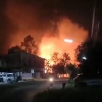 In der nordöstlichen Provinz Surin, die an Kambodscha grenzt, waren am Dienstagabend anhaltende Explosionen zu hören, als eine riesige Flammenwand aus dem Waffenarsenal des Kommandozentrums der Grenzschutzpolizei 21 emporstieg. Die Flammen waren so heftig, dass die Feuerwehrleute zunächst nicht in das Gelände vordringen konnten. Das Gelände war unbesetzt, und es wurde lediglich eine leichte Verletzung gemeldet.