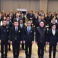 Vertreter diplomatischer Vertretungen und internationaler Organisationen aus 17 Ländern beobachten das thailändische Referendum und die Wahl zum Repräsentantenhaus. Die Beobachtung dient der Bewertung des Ablaufs der Wahl, bei der erstmals ein nationales Referendum und eine Parlamentswahl am selben Tag stattfinden. Die thailändischen Wahlbehörden erklären, die Anwesenheit ausländischer Beobachter fördere die Transparenz und das internationale Vertrauen in den Prozess.