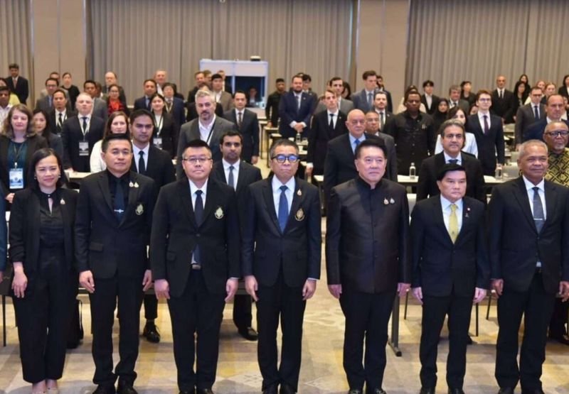 Vertreter diplomatischer Vertretungen und internationaler Organisationen aus 17 Ländern beobachten das thailändische Referendum und die Wahl zum Repräsentantenhaus. Die Beobachtung dient der Bewertung des Ablaufs der Wahl, bei der erstmals ein nationales Referendum und eine Parlamentswahl am selben Tag stattfinden. Die thailändischen Wahlbehörden erklären, die Anwesenheit ausländischer Beobachter fördere die Transparenz und das internationale Vertrauen in den Prozess.