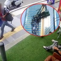 Ein Turmdrehkran, der gestern Morgen (7. Februar) an der Asoke-Kreuzung einstürzte und zwei Arbeiter aus Myanmar schwer verletzte, verfehlte nur knapp Fußgänger und einige Geschäfte. Angestellte schlossen sich den Passanten bei der panischen Flucht an, berichtete Amarin TV gestern Nachmittag.