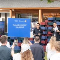 Das Thailand Longstay Visa bietet in Partnerschaft mit Sansiri ausländischen Käufern die Möglichkeit, Eigentumswohnungen zu erwerben und eine langfristige Aufenthaltsgenehmigung zu erhalten, wodurch der Tourismus angekurbelt wird. Thailand Longstay hat sich mit Sansiri zusammengetan, um das Langzeitvisum zu bewerben . Dieses bietet ausländischen Staatsangehörigen die Möglichkeit, Eigentumswohnungen im Wert von mindestens 3 Millionen Baht zu erwerben und sich ein langfristiges Aufenthaltsrecht zu sichern