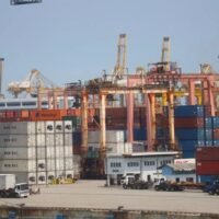 Das US-Zollspiel ist noch nicht vorbei. TCC prognostiziert weitere Umbrüche. Der US-Zollstreit eskaliert, nachdem Präsident Donald Trump die Zölle nun auf 15 % erhöht hat. Dies veranlasste die thailändische Handelskammer (TCC), die Exporteure aufzufordern, sich auf erhöhte Volatilität einzustellen und die Regierung zu einer Beschleunigung der Verhandlungen aufzurufen.