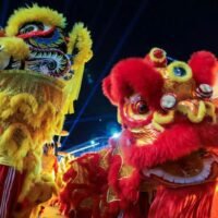 Die thailändische Wirtschaft wuchs im vierten Quartal stärker als erwartet, unterstützt durch steigende Exporte, eine Erholung des Tourismus und staatliche Konjunkturmaßnahmen. Das Bruttoinlandsprodukt stieg in den drei Monaten bis Dezember um 2,5 Prozent gegenüber dem Vorjahr, teilte der Nationale Wirtschafts- und Sozialentwicklungsrat am Montag mit. Das übertrifft die mittlere Schätzung von 1,3 % in einer Bloomberg News-Umfrage und das Tempo von 1,2 % im dritten Quartal.