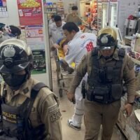 Ein Thailänder stach am 13. Februar einen britischen Staatsbürger vor einem Supermarkt in Pattaya. Er behauptete, der Ausländer habe ihn geschlagen und ihm einen Zahn ausgeschlagen, nachdem er beteuert hatte, kein Drogenhändler zu sein .