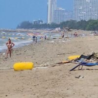 Am 22. Februar wurde am Jomtien Beach in Pattaya, Chon Buri, eine erhebliche Menge Müll angespült. Dies beeinträchtigte die Atmosphäre des Strandes und löste bei Einheimischen und Touristen Sicherheitsbedenken aus. Der über mehrere Kilometer verstreute Müll sorgte für eine ungewöhnlich ruhige Strandatmosphäre, was bei Besuchern Unbehagen auslöste und Gefahren durch den im Sand verstreuten Abfall barg.