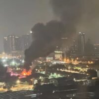 Nach einem Brand auf dem Chatuchak-Markt gestern Abend, der heute Morgen (10. Februar) erneut aufflammte, ordnete der Bezirkschef eine Überprüfung der Sicherheitsmaßnahmen an, da es dort bereits zu mehreren Bränden gekommen war. Für die betroffenen Händler werden Entschädigungen und Mietminderungen erwogen, berichteten die Fernsehsender Channel 7 und PPTVHD36.