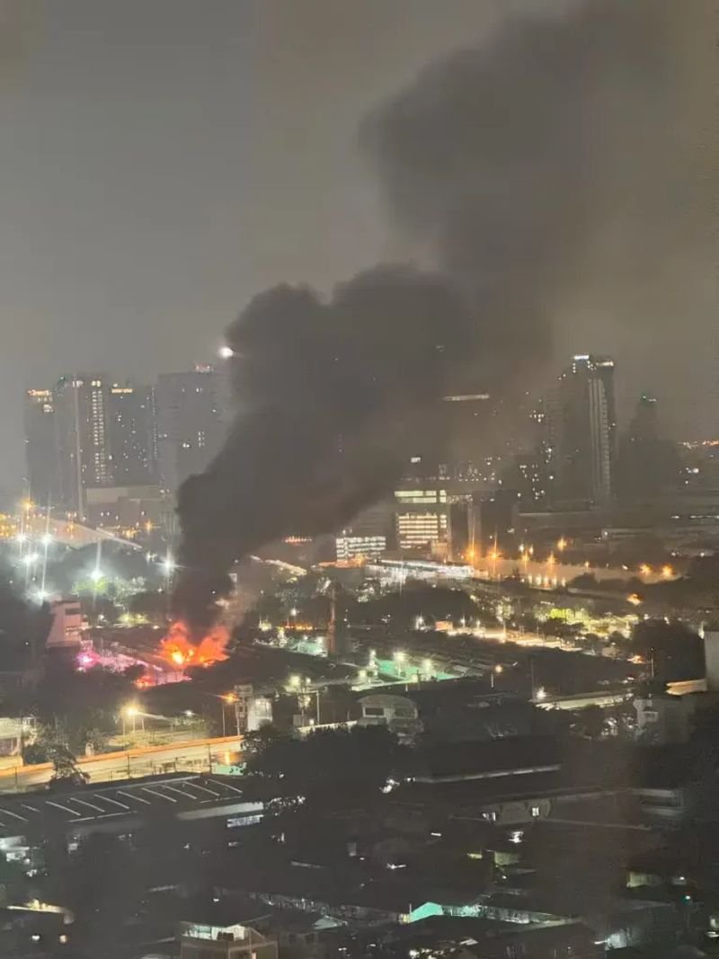 Nach einem Brand auf dem Chatuchak-Markt gestern Abend, der heute Morgen (10. Februar) erneut aufflammte, ordnete der Bezirkschef eine Überprüfung der Sicherheitsmaßnahmen an, da es dort bereits zu mehreren Bränden gekommen war. Für die betroffenen Händler werden Entschädigungen und Mietminderungen erwogen, berichteten die Fernsehsender Channel 7 und PPTVHD36.