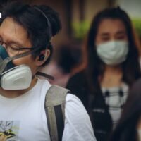 CAPM warnt vor einem starken Anstieg der PM2,5-Werte im Nordosten und Norden, wobei in Bangkok an vier Messstellen der Grenzwert überschritten wurde. Das Centre for Air Pollution Mitigation (CAPM) berichtete am Montag (23. Februar) um 17:00 Uhr über die Luftqualitätslage und stellte fest, dass die PM2,5-Werte in vielen Provinzen weiterhin über dem Grenzwert lagen, insbesondere im Nordosten, wo der höchste Messwert 84,9 µg/m³ erreichte.