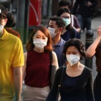 Das Informationszentrum für Luftqualität der Stadtverwaltung Bangkok meldete die aktuelle PM2,5-Situation (Feinstaub unter 2,5 Mikrometern) in Bangkok am 5. Februar 2026 um 7:00 Uhr. Der stadtweite Durchschnitt in Bangkok betrug 36,4 Mikrogramm pro Kubikmeter (µg/m³), verglichen mit einem Standardwert von höchstens 37,5 µg/m³.