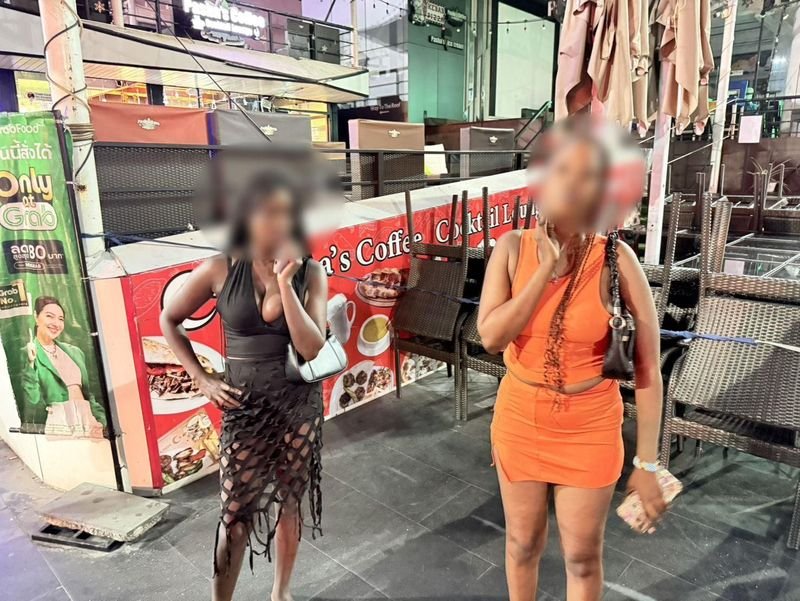 In den frühen Morgenstunden des gestrigen Tages, dem 14. Februar, gegen 1.36 Uhr, fand eine koordinierte Aktion der Touristenpolizei und der Einwanderungspolizei am Strand von Pattaya statt , um gegen mutmaßliche Prostitutionsaktivitäten vorzugehen und den Ruf der Stadt als Tourismusdestination zu verbessern.