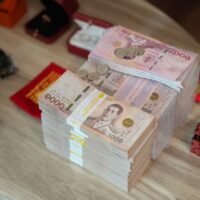 Die Polizei hat ein großes Callcenter-Betrugsnetzwerk zerschlagen, vier Verdächtige festgenommen und in koordinierten Razzien in fünf Provinzen Vermögenswerte im Wert von über 114 Millionen Baht beschlagnahmt. Die Operation richtete sich gegen ein transnationales kriminelles Netzwerk mit Beteiligung chinesischer und thailändischer Staatsangehöriger, das mit Online-Anlagebetrug und Geldwäsche in Verbindung steht.