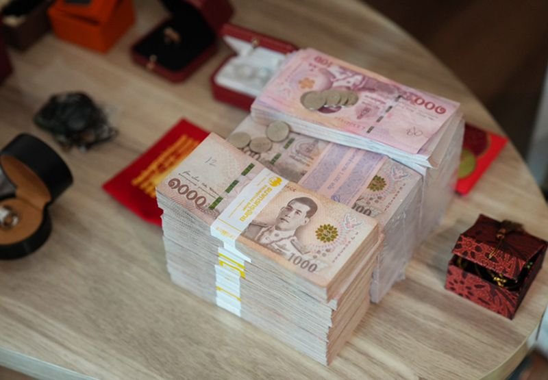 Die Polizei hat ein großes Callcenter-Betrugsnetzwerk zerschlagen, vier Verdächtige festgenommen und in koordinierten Razzien in fünf Provinzen Vermögenswerte im Wert von über 114 Millionen Baht beschlagnahmt. Die Operation richtete sich gegen ein transnationales kriminelles Netzwerk mit Beteiligung chinesischer und thailändischer Staatsangehöriger, das mit Online-Anlagebetrug und Geldwäsche in Verbindung steht.