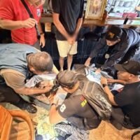 Ein bedeutender israelischer Drogenhändler, der von seinem Restaurant auf Koh Phangan aus operierte, wurde am Freitag festgenommen. Dabei wurden Drogen im Wert von über 50 Millionen Baht beschlagnahmt, teilten die Behörden mit. Shai Alfasi, 42, habe Drogen über die Messaging-App WhatsApp Business unter Verwendung eines hebräischen Namens verkauft, sagte Polizeigeneralleutnant Saksira Phuek-am, Kommissar des Touristenpolizeibüros.