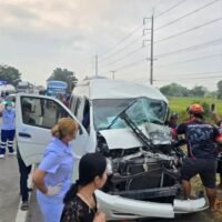 Bei einem Zusammenstoß zwischen einem Schulbus und einem Songthaew , der Schüler transportierte, im Bezirk Bang Pla Ma in Suphan Buri am Mittwochmorgen wurden 25 Schüler verletzt, zwei von ihnen waren in den Trümmern eingeklemmt.