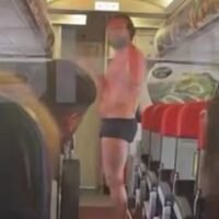 Ein 41-jähriger Russe sorgte an Bord eines Linienfluges von Vietnam nach Bangkok für erhebliche Unruhe, bevor ihm die Einreise nach Thailand verweigert und er in sein Herkunftsland abgeschoben wurde. Der Vorfall löste bei den Passagieren große Besorgnis aus und veranlasste die thailändischen Einwanderungsbehörden, nach der Landung des Flugzeugs umgehend Maßnahmen zu ergreifen.