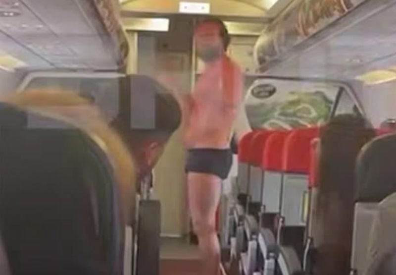 Ein 41-jähriger Russe sorgte an Bord eines Linienfluges von Vietnam nach Bangkok für erhebliche Unruhe, bevor ihm die Einreise nach Thailand verweigert und er in sein Herkunftsland abgeschoben wurde. Der Vorfall löste bei den Passagieren große Besorgnis aus und veranlasste die thailändischen Einwanderungsbehörden, nach der Landung des Flugzeugs umgehend Maßnahmen zu ergreifen.