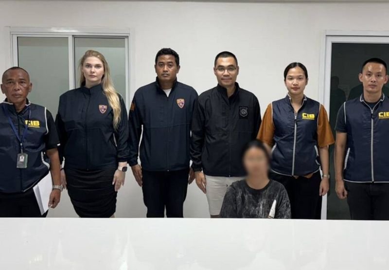 . Ein 35-jähriger Russe und eine 20-jährige Thailänderin wurden von Beamten der Abteilung für Verbraucherschutz (CPPD) wegen ihrer mutmaßlichen Beteiligung an einem Online-Betrug in Pattaya festgenommen. Die Verdächtigen werden beschuldigt, falsche Daten in ein Computersystem eingegeben und gemeinsam die Öffentlichkeit betrogen zu haben.