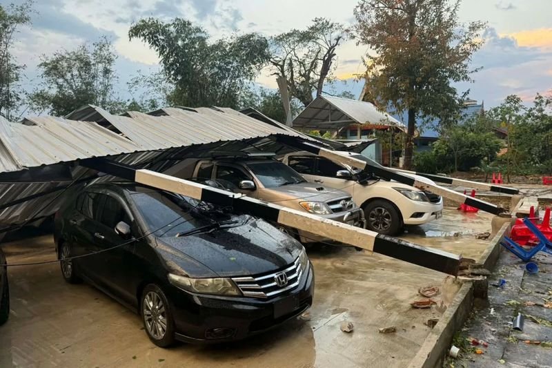 Ein hagelhaltiges Sommergewitter hat am Samstag mehrere Bezirke in Chiang Mai heimgesucht, darunter Mae Wang, Phrao, Kalayaniwattana, Chom Thong und Doi Lo. Der Provinzgouverneur hat umgehend Katastrophenschutzmaßnahmen angeordnet. (Foto: Panumet Tanraksa)