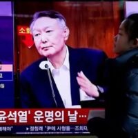 Anhänger des ehemaligen südkoreanischen Präsidenten Yoon Suk Yeol verfolgen heute, am 19. Februar 2026, auf einem Bildschirm vor dem Zentralbezirksgericht Seoul die Verhandlung über sein Strafmaß im Aufruhrverfahren.