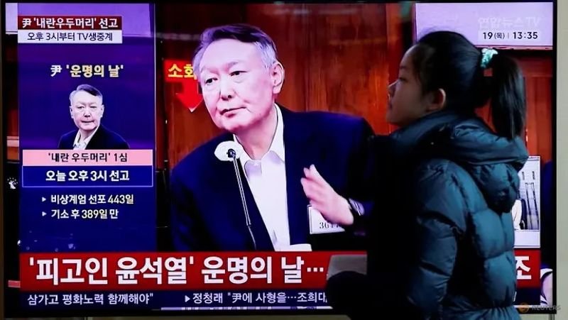 Anhänger des ehemaligen südkoreanischen Präsidenten Yoon Suk Yeol verfolgen heute, am 19. Februar 2026, auf einem Bildschirm vor dem Zentralbezirksgericht Seoul die Verhandlung über sein Strafmaß im Aufruhrverfahren.