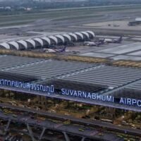 Die thailändische Flughafenbehörde (AOT) plant, die Passagiergebühr für internationale Abflüge im Mai zu erhöhen. Die Gebühr steigt von 730 Baht auf 1.120 Baht pro Passagier und betrifft sechs große Flughäfen, darunter Suvarnabhumi und Don Mueang. Obwohl diese Änderung ausländische Reisende betrifft, versichert die AOT, dass sie keine Auswirkungen auf die Besucherzahlen in Thailand haben wird.