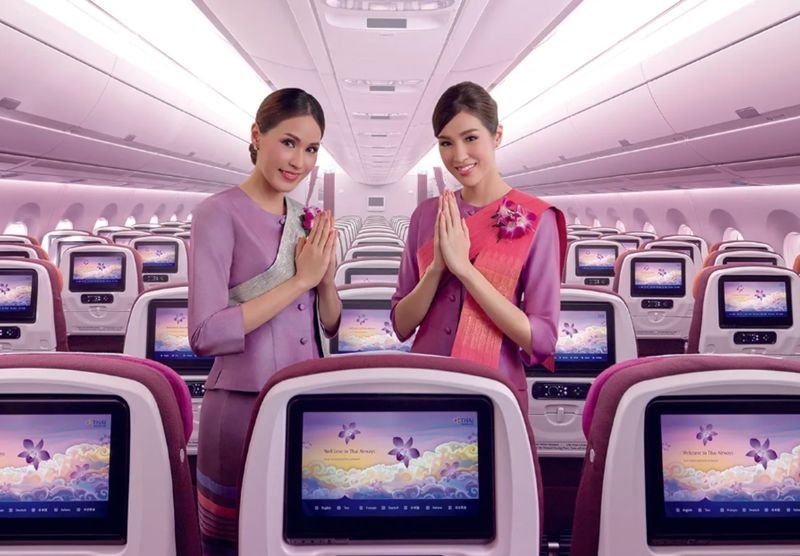 Thai Airways International meldete für 2025 einen Nettogewinn von 30,94 Milliarden Baht. Dies markiert eine deutliche Wende gegenüber dem Verlust des Vorjahres und signalisiert eine anhaltende Erholung im Luftfahrtsektor. CEO Chai Eamsiri erklärte, der Gesamtumsatz, ohne Sondereinflüsse, habe 190,28 Milliarden Baht erreicht, ein Plus von 1,2 % gegenüber dem Vorjahr und über dem Niveau von 2019 vor der Pandemie