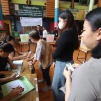 Am Sonntag trafen die Menschen in ganz Thailand frühzeitig in den Wahllokalen ein und gaben ihre Stimmen für Kandidaten in ihren Wahlkreisen, Parteilisten und die Ausarbeitung einer neuen Verfassung ab. Die Parteiführer riefen zu einer hohen Wahlbeteiligung bei den Parlamentswahlen auf.