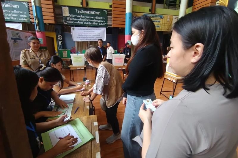 Am Sonntag trafen die Menschen in ganz Thailand frühzeitig in den Wahllokalen ein und gaben ihre Stimmen für Kandidaten in ihren Wahlkreisen, Parteilisten und die Ausarbeitung einer neuen Verfassung ab. Die Parteiführer riefen zu einer hohen Wahlbeteiligung bei den Parlamentswahlen auf.