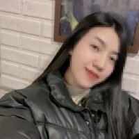 Eine Thailänderin ist in Südkorea gestorben, nachdem sie mutmaßlich von ihrem Freund geschlagen worden war. Ihr vierjähriger Sohn ist nun mutterlos, und ihre Familie in Thailand kann sich die Überführung ihres Leichnams nicht leisten. Der Vorfall ereignete sich am 11. Februar 2026 in Mokpo, wo die Frau als Tagelöhnerin arbeitete. Die südkoreanische Polizei hat den Verdächtigen festgenommen und bestätigt, dass sie an den Folgen schwerer Körperverletzung gestorben ist.