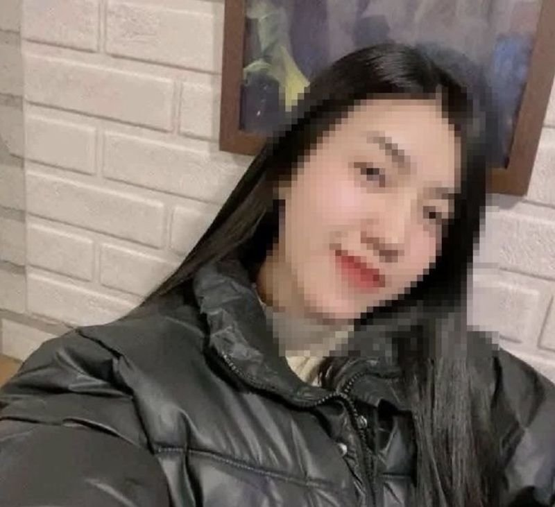 Eine Thailänderin ist in Südkorea gestorben, nachdem sie mutmaßlich von ihrem Freund geschlagen worden war. Ihr vierjähriger Sohn ist nun mutterlos, und ihre Familie in Thailand kann sich die Überführung ihres Leichnams nicht leisten. Der Vorfall ereignete sich am 11. Februar 2026 in Mokpo, wo die Frau als Tagelöhnerin arbeitete. Die südkoreanische Polizei hat den Verdächtigen festgenommen und bestätigt, dass sie an den Folgen schwerer Körperverletzung gestorben ist.