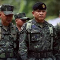 Die thailändische Armee hat die Sicherheitsmaßnahmen verstärkt, nachdem auf der kambodschanischen Seite der thailändisch-kambodschanischen Grenze Waldbrände festgestellt wurden. Die erhöhte Wachsamkeit ist auf das Risiko zurückzuführen, dass die Hitze der Brände zurückgebliebene Sprengkörper und Landminen in dem Gebiet zur Detonation bringen könnte.